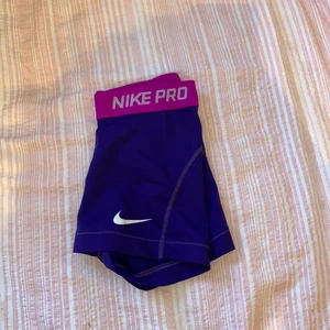Nike shorts - Lila snygga nikeshorts i storlek XS. Shortsen är i väldigt gott skick och enbart använda ett fåtal gånger då de tyvärr är lite för små för mig. 75kr, köparen står för frakt💕🤩
