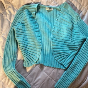 Kofta  - Blå/ babyblå kort kofta passar till allt.  Det står storlek m men skulle säga att den passa fint på även mig som bär xs. Så liten i storleken M 