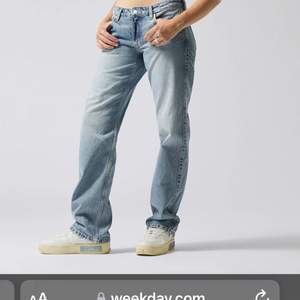 Jag säljer mina weekday jeans i modellen ”arrow low straight” dom är i färgen ”light stonewash” jag säljer dom för att dom inte kommer så mycket till användning. Använd ca 6-7 gånger men är i väldigt fint skick!! Köparen står för frakten 💓 (jag är 163 cm)