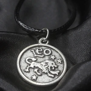 Leo Halsband! ♌ - Egengjort halsband med stjärntecknet lejon/leo berlock! Framsidan visar lejonet tillsammans med stjärntecknets namn på engelska, medan baksidan visar tecknet samt en egenskap associerat med folk födda i tecknet. 45cm långt men justerbart.