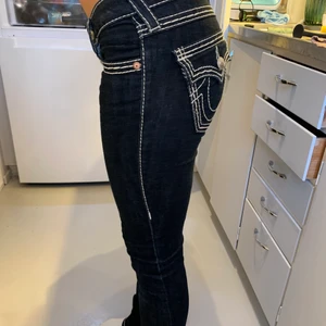 True religion jeans - Köpta för mellan 2/3 tusen. De är i väldigt bra skick inga skador eller fläckar. De är lågmidjade och dark wash. De är bootcut också. 