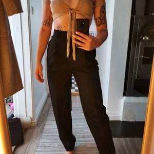 Kostymbyxor Cos - Jätte snygga high-waisted kostymbyxor från Cos. Sitter åt ordentligt i midjan. Oanvända