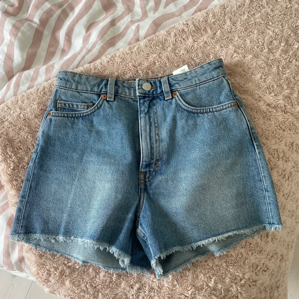 Jeansshorts från monki. Högmidja. Storlek 24 🙂 pris kan diskuteras! . Shorts.