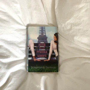 Bok: Anna och den franska kyssen  - Anna och den franska kyssen  Inbunden, väldigt bra skick, läst en gång  Säljer för 35kr + 59kr frakt 