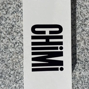 Chimi  - Säljer dessa sjukt snygga Chimi solglasögon! Modell 001 svarta  Nypris 1200kr (säljs nu för 450kr) Jag fick dessa i present men har redan ett par likadana. Väljer därför att sälja dessa helt nya. Kartong och fodral medföljer.  Tveka inte att skriva ❤️