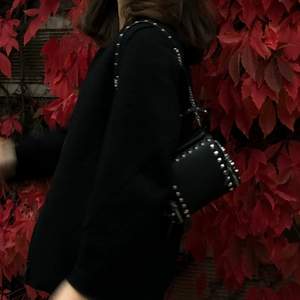 En liten svart väska från Zara med nitar på sidan och på ovansidan. Köpt 2019 och är fortfarande i sitt bästa skick <3