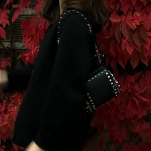 Väska från Zara - En liten svart väska från Zara med nitar på sidan och på ovansidan. Köpt 2019 och är fortfarande i sitt bästa skick <3