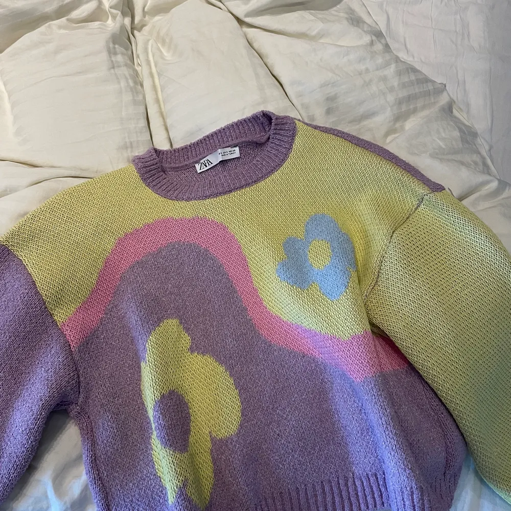 Säljer denna fina stickade tröja från zara. Den är i storlek S och i princip aldrig använd så nästan helt ny! Fina färger och gulligt mönster❤️‍🔥🥺 150kr 💌. Stickat.