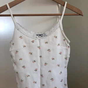 Supersöt topp!💕 - Söt topp med blommor och spets, köpt på brandy Melville. Använd men i bra skick 💕 skulle säga att det passar xs-s