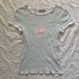 Edc esprit tshirt - Tshirt från edc by esprit med lager. Strl XS. Färgen är mer ljusblå i verkligheten. Köparen står för frakt. 🌸