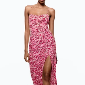 Blommig klänning  - Säljer denna supersöta sommarklänningen från zara. Det är små blommor på och knytning bak. Denna är endast använd en gång. Nypris 399 