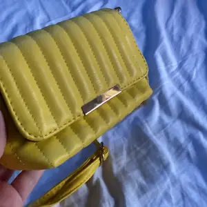 Gul liten (och praktisk) handväska, ej använd