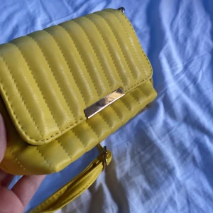 Yellow purse - Gul liten (och praktisk) handväska, ej använd