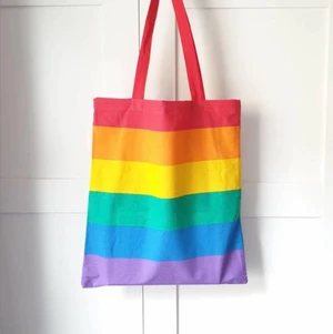 Gay Tote bag - Dena tote bagen med lgtbq flaggan på som alldrig är använd och som inte kan köpas längre. Den får plats med många saker i och är väldigt användbar,kontakta mig om du har frågor❤️