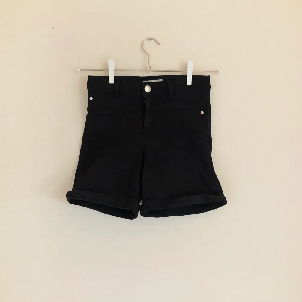 Svarta jeansshorts från Cubus i storlek S🖤. Shorts.