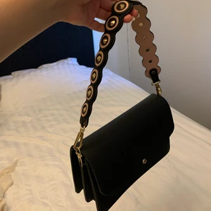 Väska - Gammal från Gina, hur fin som helst!! I priset ingår frakt🤩