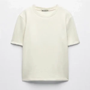 Stickad t-shirt - Säljer denna stickade t-shirten från zara då den inte används längre