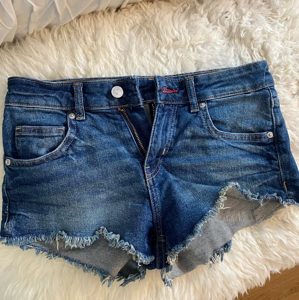 Säljer dessa jättefina lågmidjade jeansshorts ifrån H&M, använda nån enstaka gång men känner inte riktigt att det är min stil. storlek 36, nypris 199 och är slutsålda på hemsidan 🧚🏽🧚🏽🧚🏽. Shorts.