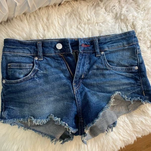 Jeansshorts - Säljer dessa jättefina lågmidjade jeansshorts ifrån H&M, använda nån enstaka gång men känner inte riktigt att det är min stil. storlek 36, nypris 199 och är slutsålda på hemsidan 🧚🏽🧚🏽🧚🏽
