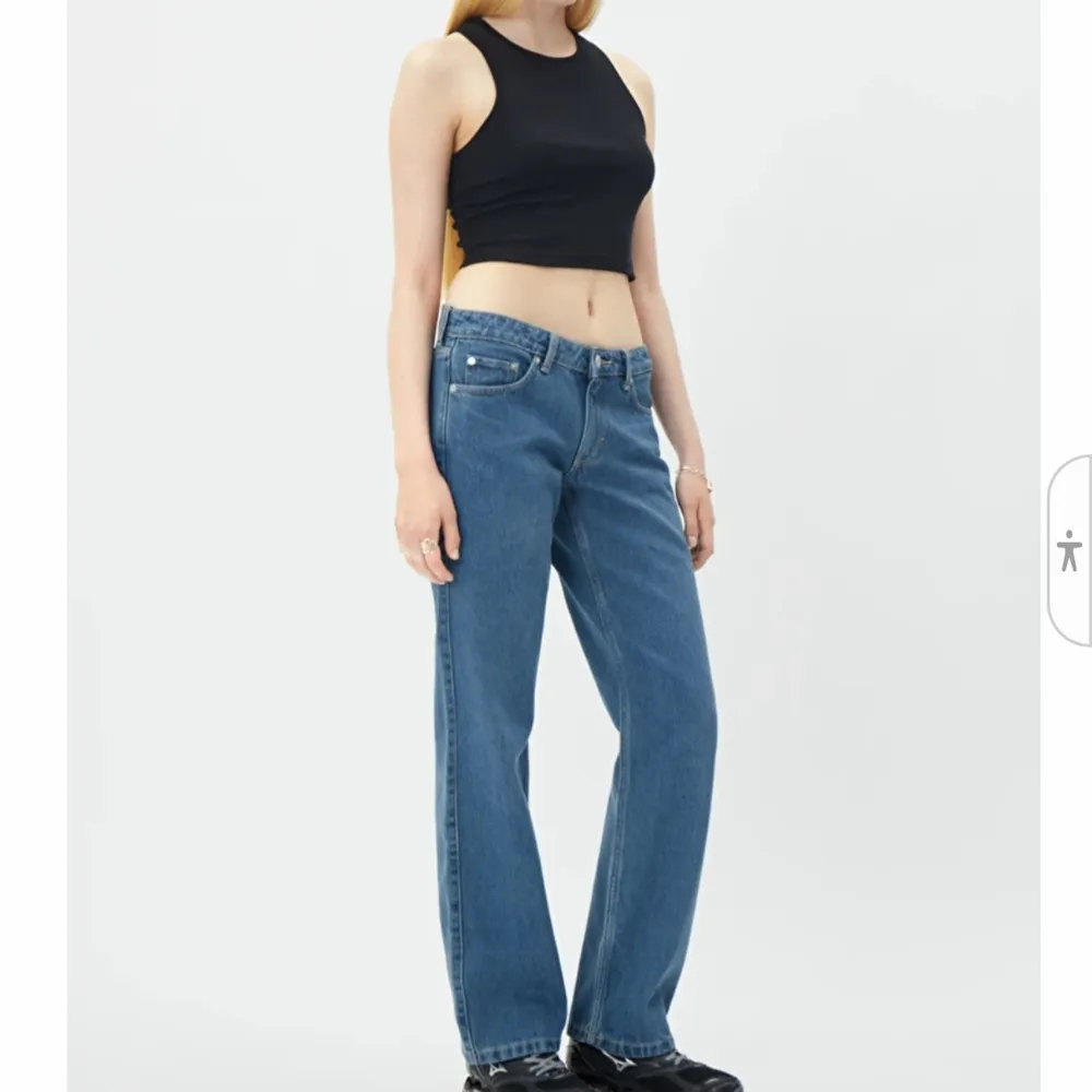 Säljer dessa helt nya lågmidjade Jeans från Weekday då de är förstora för mig, skickar fler bilder om det behövs. Jeans & Byxor.