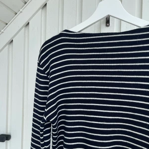 Randig tröja - Så mysig mörkblå och vitrandig stickad tröja som passar perfekt till hösten! Franskt, fint märke som heter la phare de la baleine, nypris ca 90 euro Kommer ej till användning längre. Stl M (passar även S). Köpare står för frakt. Hör av dig vid intresse! 🤍