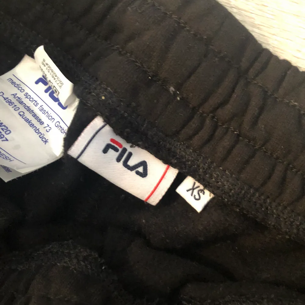 Säljer ett par helt oanvända fila mjukisbyxor i storlek xs för 200+frakt då nypris var högt. Inga skador på byxorna då jag aldrig använt dom🤩💗. Jeans & Byxor.