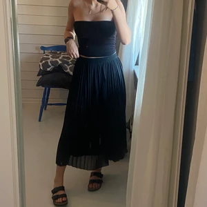 Volangkjol - Svart lång volangkjol som är ifrån nakd  (Säljer fler volangkjolar)