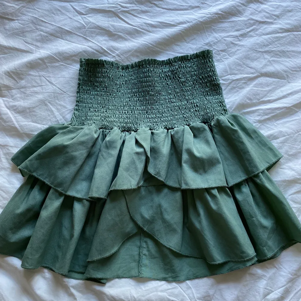 Säljer denna gröna kjol från Neo Noir🤩Sparsamt använd! Meddela mig om frågor💚. Kjolar.
