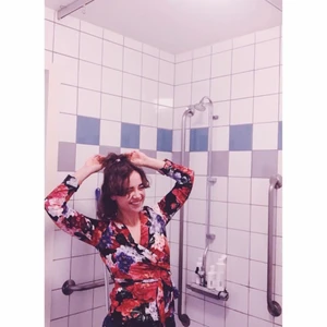 Blommig omlottblus från Monki i XS - Blommig omlottblus i XS från Monki! Sparsamt använd.  100% Polyester