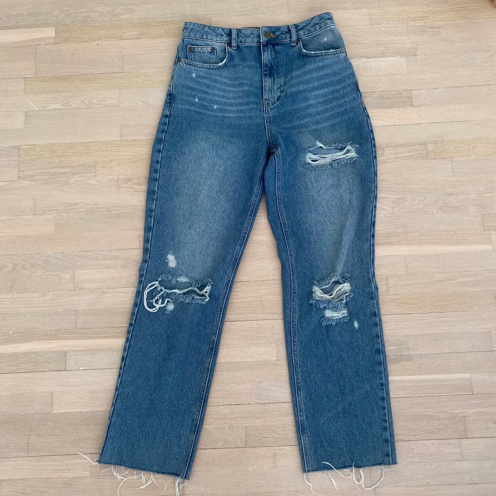 Blåa jeans med hål. Bra skick. Jeans & Byxor.