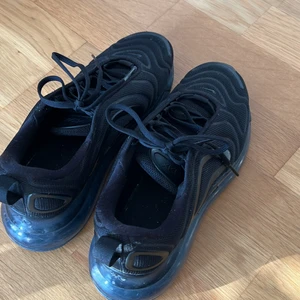 Nike airmax 720 - Fina nikeskor i bra skick. Luftbubblan under skon är lite mjuk men jag tycker inte att det för något i mitt fall. De är för små för mig och det är anledningen till att de bara ligger i garderoben. Storlek 39. Köpta på footlocker och nypris är 1600 kr.