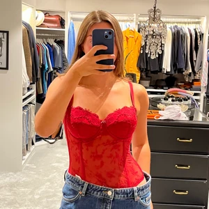 Korsett - Röd korsett med tillhörande höfthållare om man vill ha det. Passar mig som har 70/75 - B/C. 