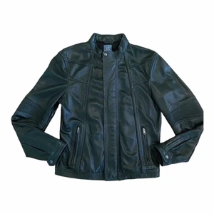 Armani Exchange Leather Jacket 🖤 - Armani Exchange Leather Jacket Vintage Unisex 🖤  Pris: •899kr Stl: M Bredd 50cm Längd 63cm  Kontakta mig för mer info 😀