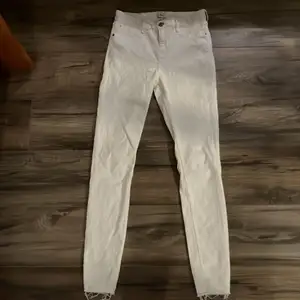River island jeans, aldrig använda. Inköpt för 500kr. Säljer för 250kr. Storleken är angiven i 38, men är som en 36 i storlek 