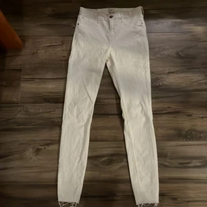 Vita jeans - River island jeans, aldrig använda. Inköpt för 500kr. Säljer för 250kr. Storleken är angiven i 38, men är som en 36 i storlek 