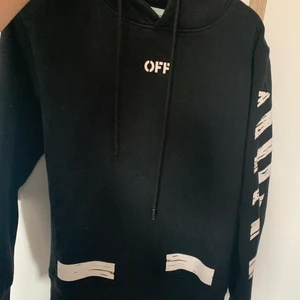 Off-white hoodie - Säljer en off-white hoodie, storlek S vet ej ifall den är äkta eller it 