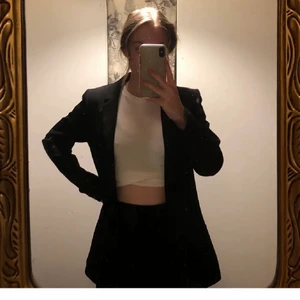 Blazer H&M - (Lånade bilder)  Säljer denna fina blazer då den tyvärr var för liten för mig!!! 😩😩