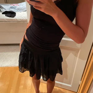 Volangkjol - Cool svart vilangkjol från Kappahl. Använd 1-2 gånger, superbra skick! Jag är 173💗 köparen står för frakten.