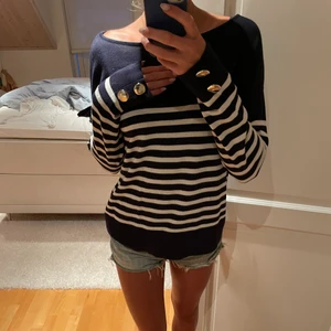 Randig stickad tröja - Snygg stickad tröja från sfera men gulddetaljer. Fint skick! Köparen står för frakten💗