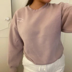 GINA TRICOT COLLEGETRÖJA - Collegetröja i storlek XXS men jag bär vanligtvis S.