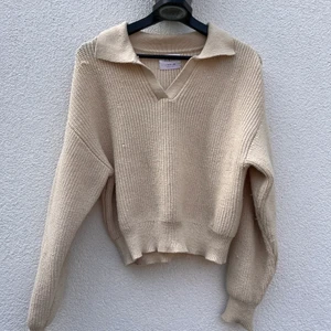 Stickad Zara-tröja  - Så fin tröja från Zara som jag inte får användning för längre. Mjukt och fint material i bra skick bortsett från att 2 trådar hänger ut lite (skriv för bild). Jag är 175 och har vanligtvis S/M. 