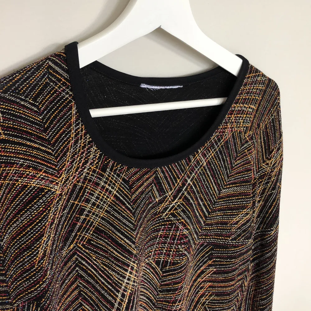 En glittrig färgglad tröja som jag köpt vintage❤️‍🔥 Står ingen storlek eller märke men passar strl 36-38. Köparen står för frakten  . Toppar.