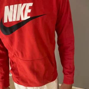 Röd hoodie ifrån Nike, köpt för 400, storlek 158-170! 