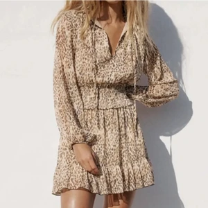 Zara klänning - Super Fin klänning från zara aldrig använd ☺️