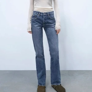 Zara jeans - Säljer mina supernsyggga midrise jeans från Zara i storlek 36. Supersnygga verkligen men lite små på mig! Fint skick och säljes inte längre Högsta bud 350+frakt