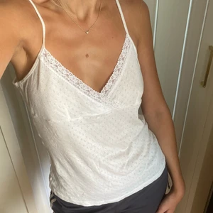 Vitt spets linne - Köpte på plick men säljer vidare❤️ har inga slitningar eller skador!