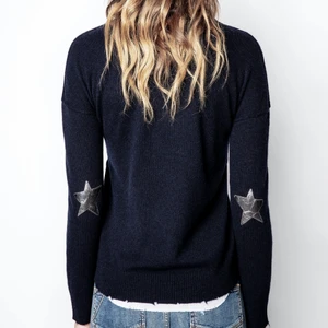 Cici Patch Cachemire Sweater  - Slutsåld cashmeire tröja från Zadig & Voltaire med stjärnor på armbågarna. Älskar denna tröja men har tyvärr vuxit ur den. Tröjan är i mycket bra skick, nästan som ny och med nypris på 3500 kr. För egna bilder/ytterligare detaljer tveka inte på att fråga!