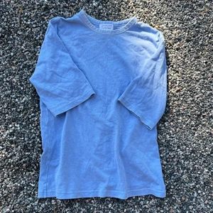 Tjock bomull t-shirt - Ljusblå t-shirt i tjock bomull från & Other Stories i stl 36. Perfekt till en ett par jeans och sneakers.  Har ett pytte hål vid amrhållan (se tredje bilden). 