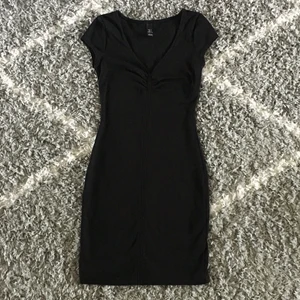 Black Midi Bodycon Dress -  färg: black 💘  Jag köpte den för 299 kr 💌 stretchy fabric 