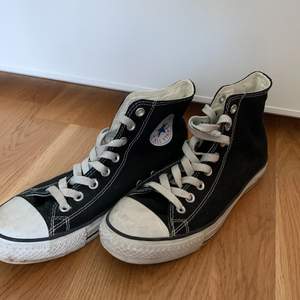 Svarta converse i fint använt skick, strl 41. Köparen står för frakt! 